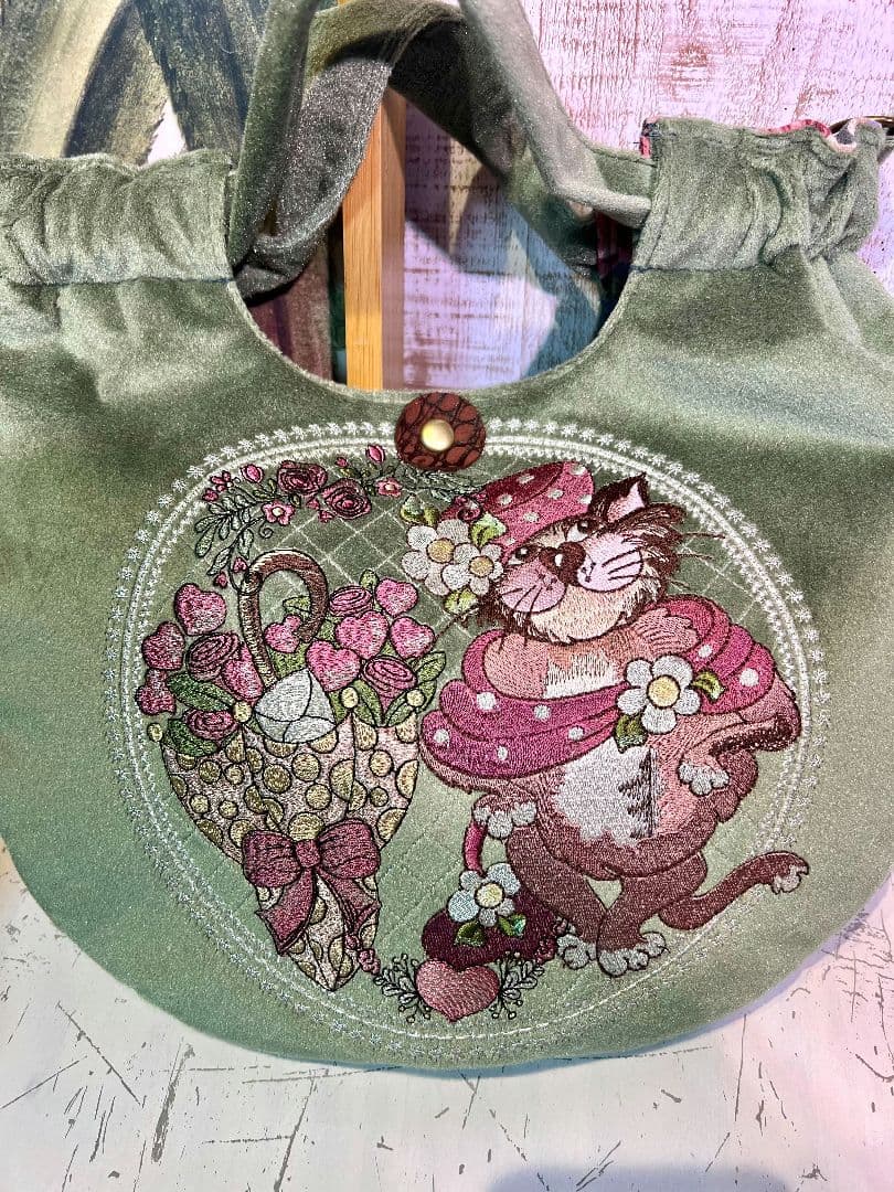 ロラライハリス♡ライトグリーンベロア♡刺繍のふんわり丸型絞りバッグS♡