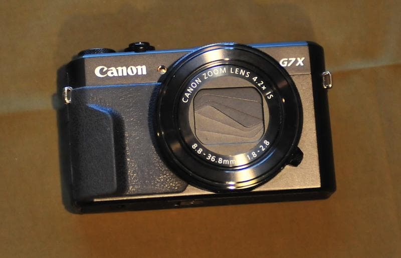 Canon PowerShot G7 X Mark II 本体と充電器