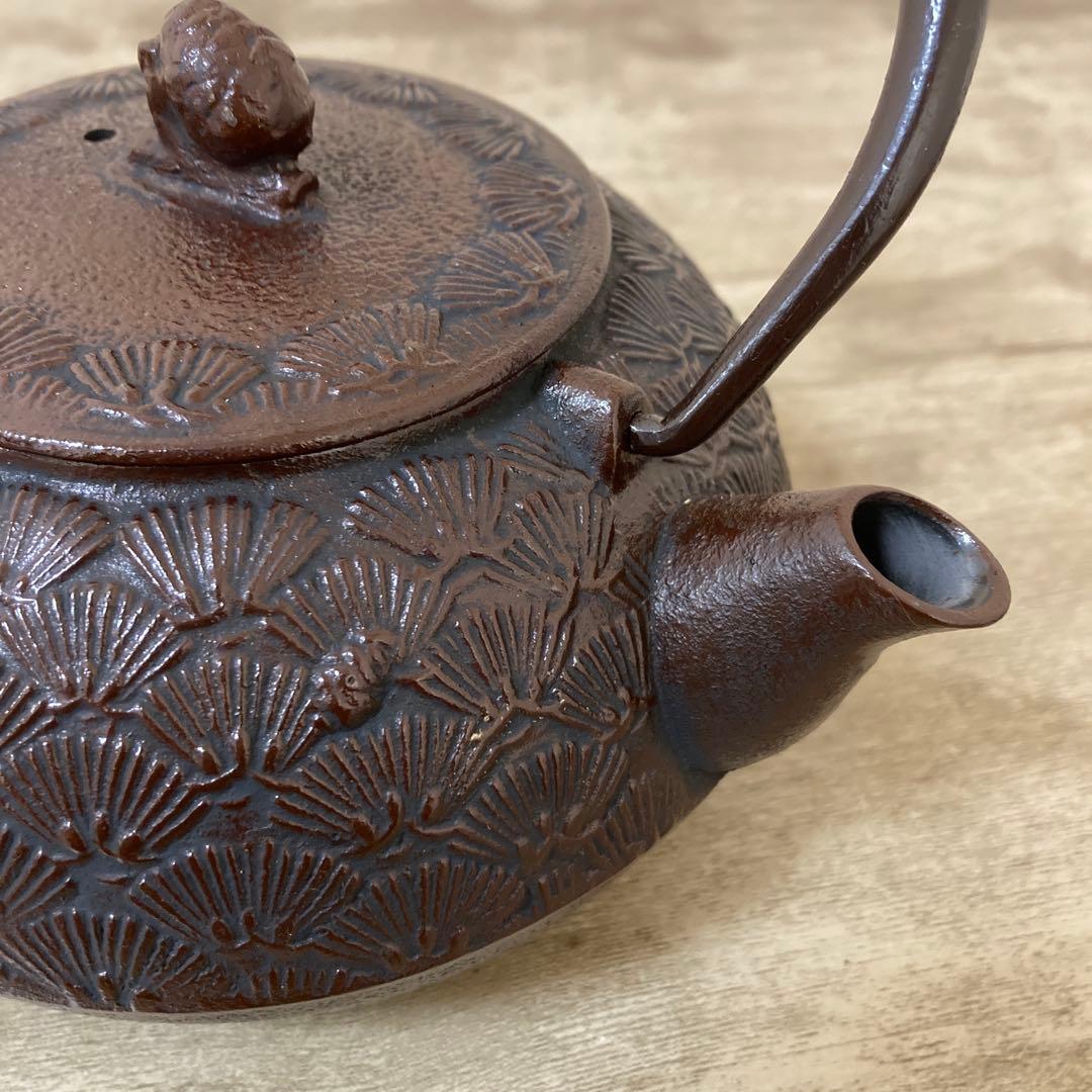 南部鉄器　鉄瓶　老舗丸善 南部盛栄堂（及源）松葉文　松ぼっくり摘み　ホーロー加工