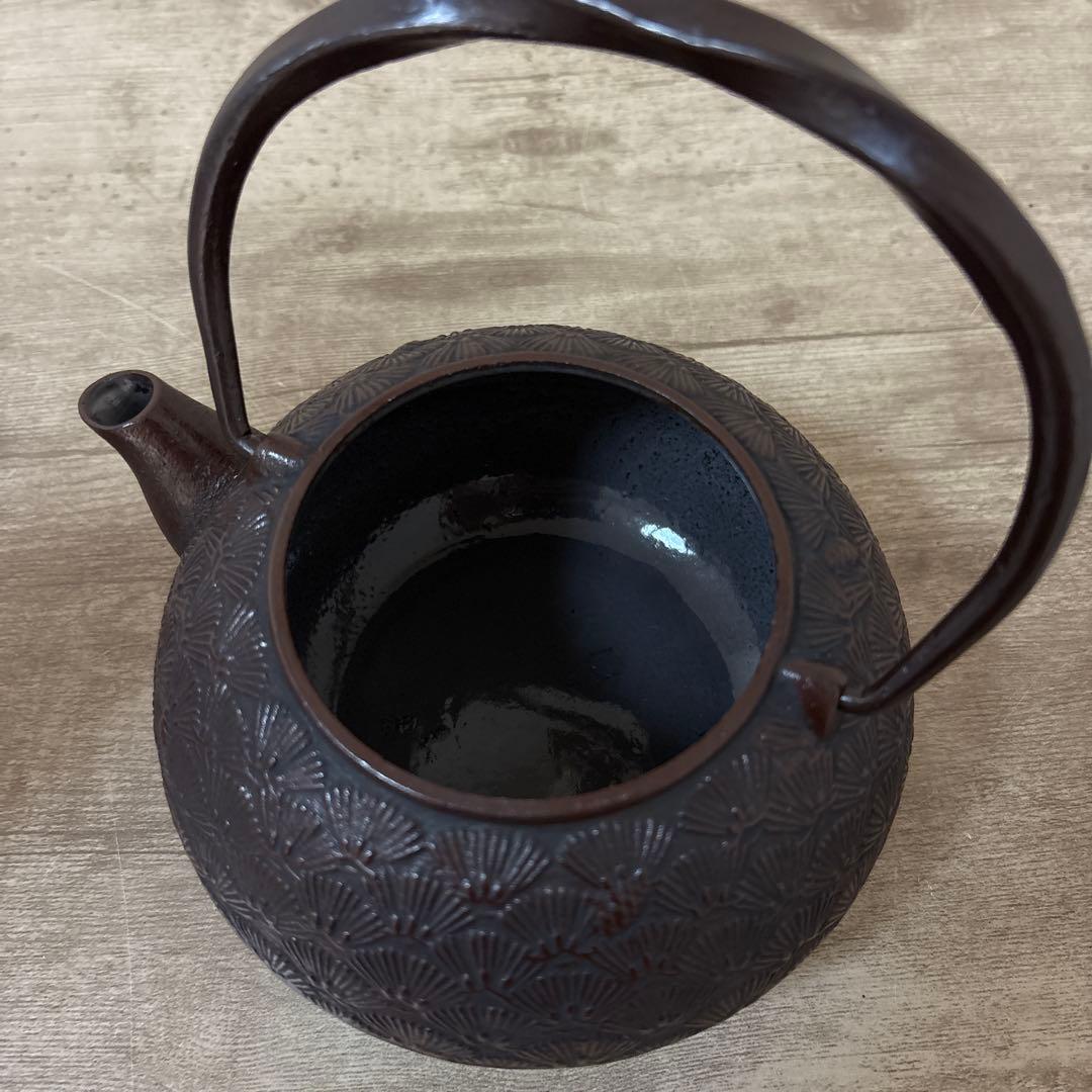 南部鉄器　鉄瓶　老舗丸善 南部盛栄堂（及源）松葉文　松ぼっくり摘み　ホーロー加工