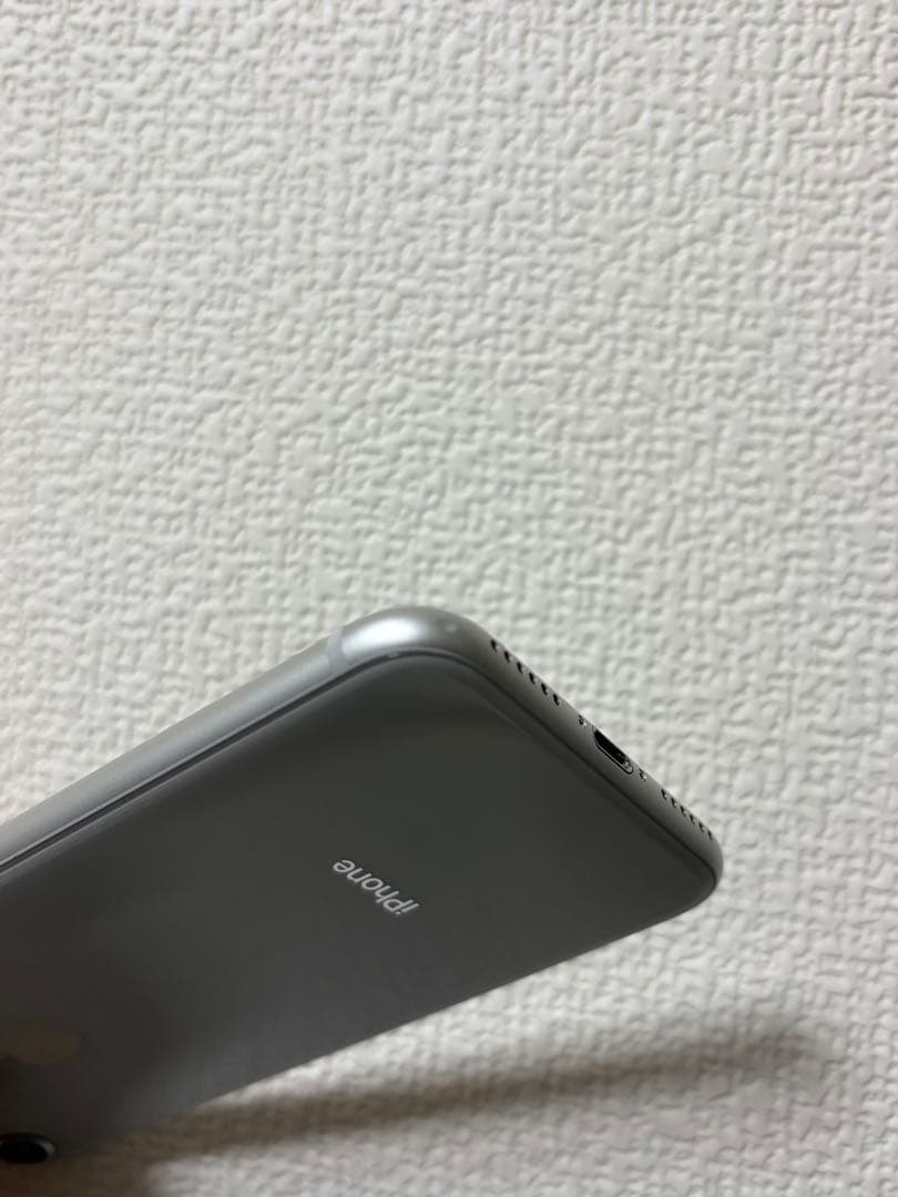 iphone8 本体64GB au SIMロック解除済　きずあり