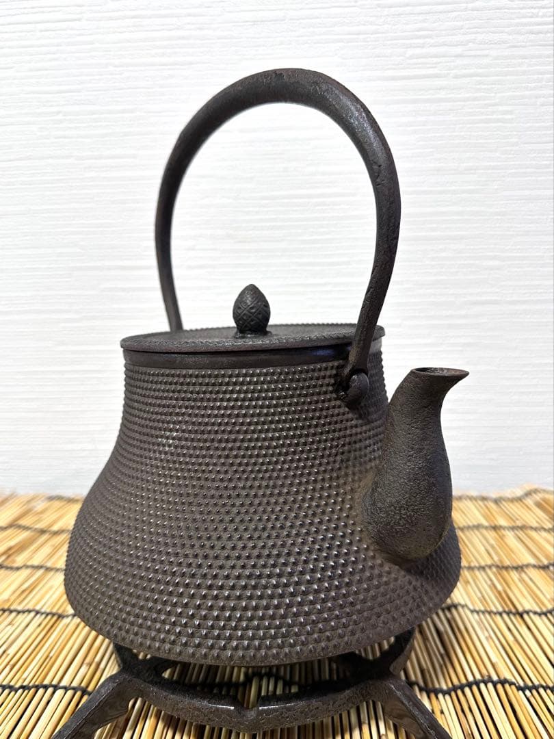 未使用品、長期保管品　南部鴻榮堂造　１５型アラレ 南部鉄瓶　南部鉄器　鉄瓶