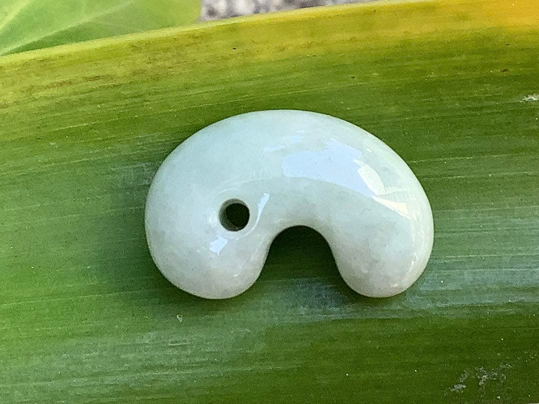 ✳️氷肌糸魚川翡翠勾玉*50万円以上の端材を使用　本物志向*一生物です‼️ 鑑別書付