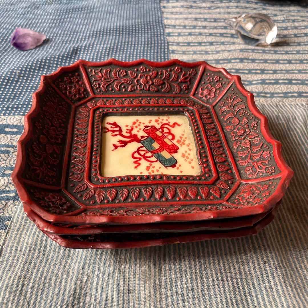 中国美術　堆朱　四角皿 菓子器　牡丹巻物文 彫漆 飾皿 漆器　唐物