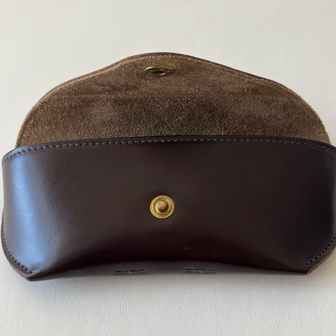 【IL BISONTE】メガネケース 本革　ブラウン　ロゴ入り　金ボタン