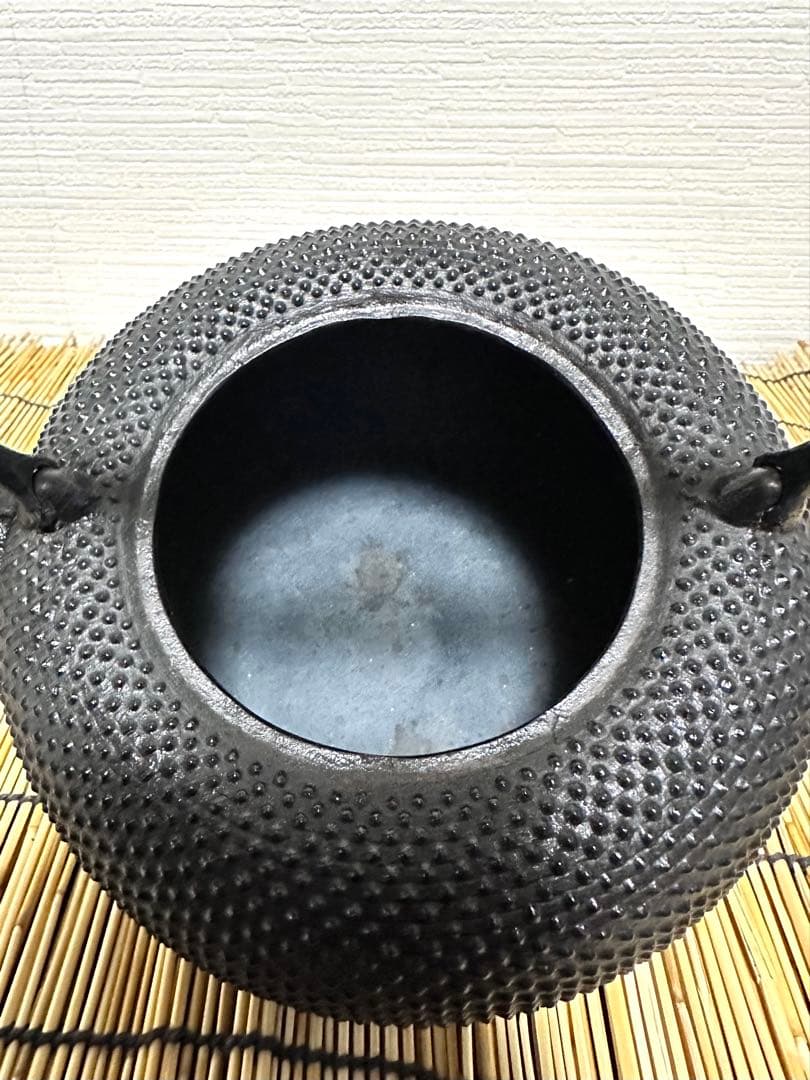 未使用品、木箱、タグ付　南部照光堂 心斎作 １８型アラレ　南部鉄瓶　南部鉄器