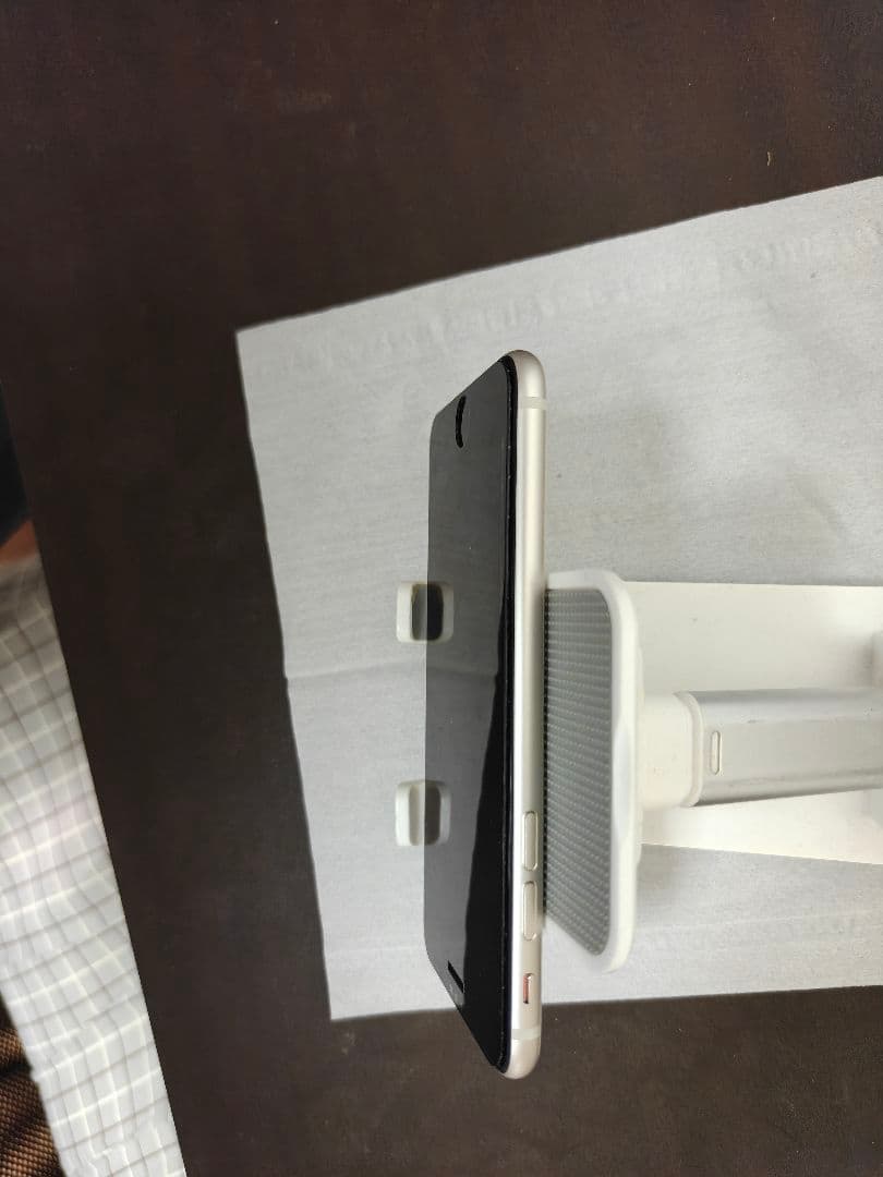 ［美品］iPhoneSE第3世代128GB純正バッテリー98%新品交換品•海外版