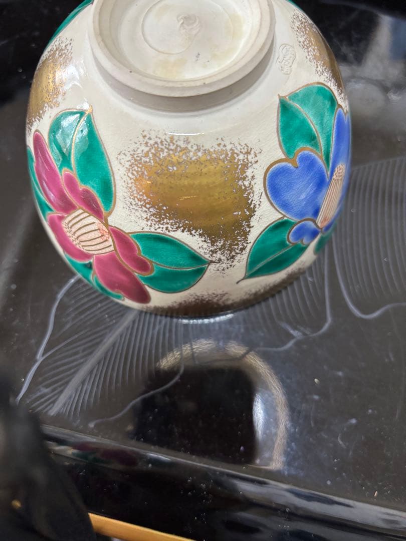 椿模様の抹茶茶碗