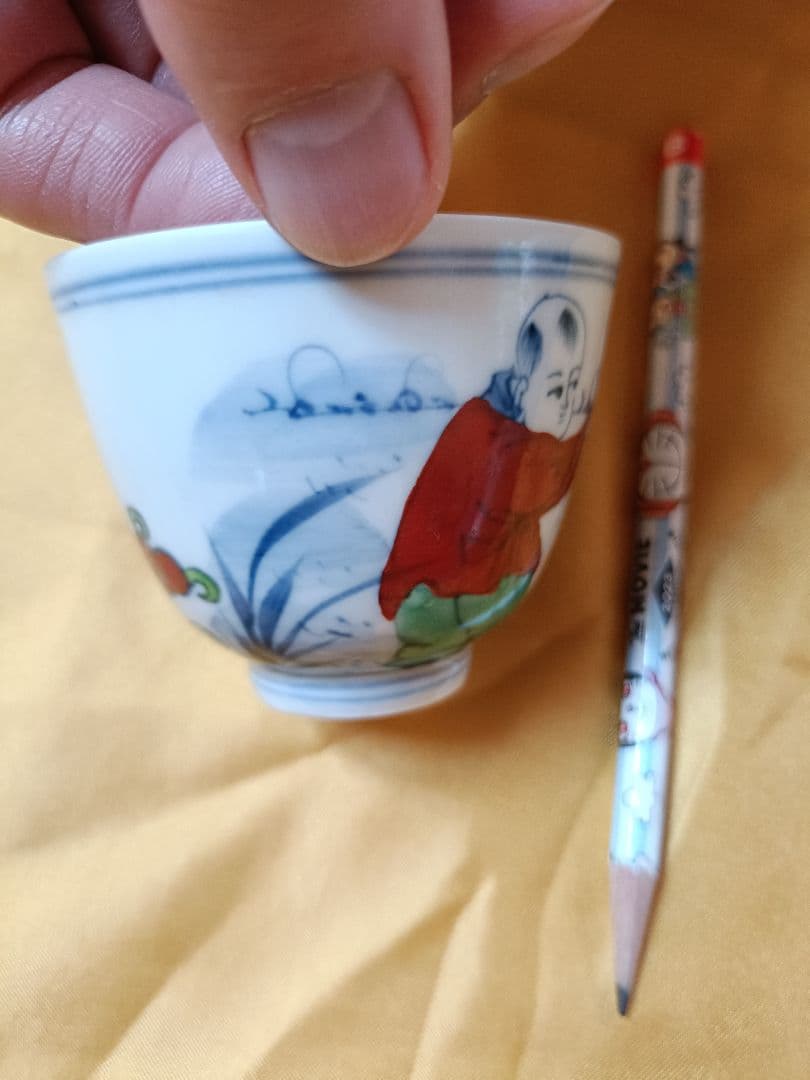 大明成化年製銘あり　伝統的な色絵陶磁器