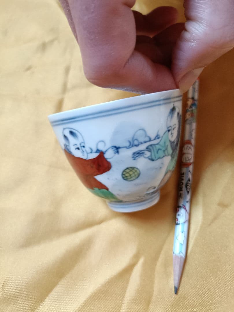 大明成化年製銘あり　伝統的な色絵陶磁器