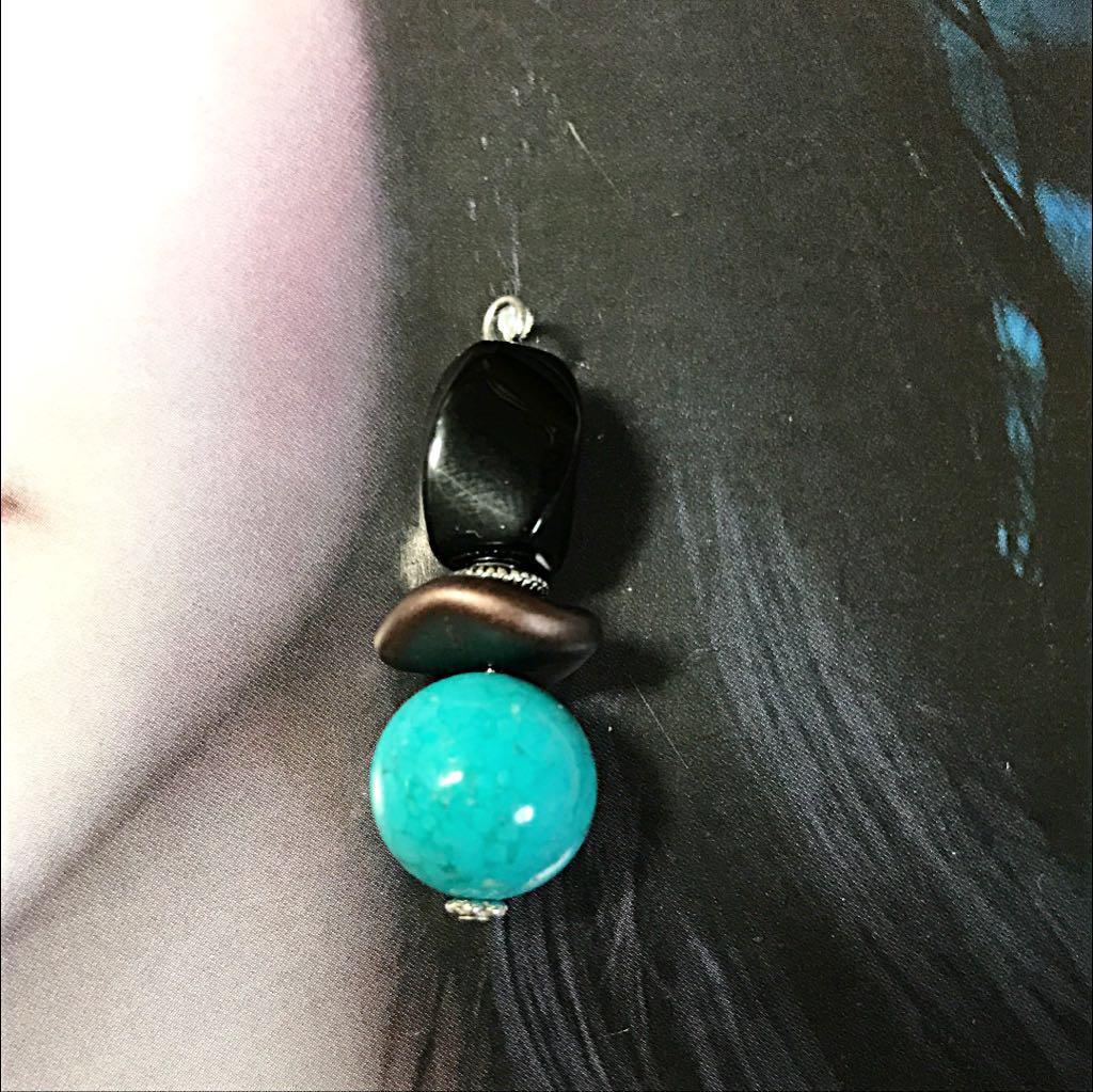 229 ターコイズとオニキスのぷっくりピアス