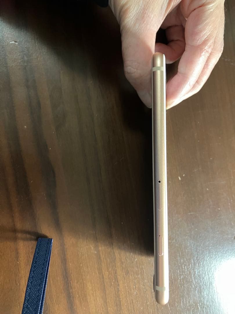 iPhone8 本体　ゴールド　64GBバッテリー77%