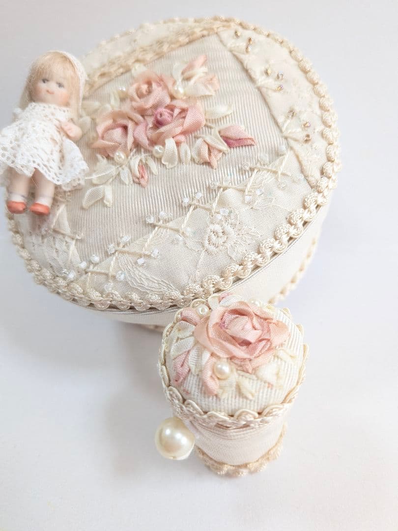 ★ちびくま工房　小さな女の子ビスクの薔薇のboxとシンブルケース　リボン刺繍