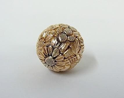 ★D3104★アンティーク　大玉　菊花文様　金属ビーズ　とんぼ玉　和装小物