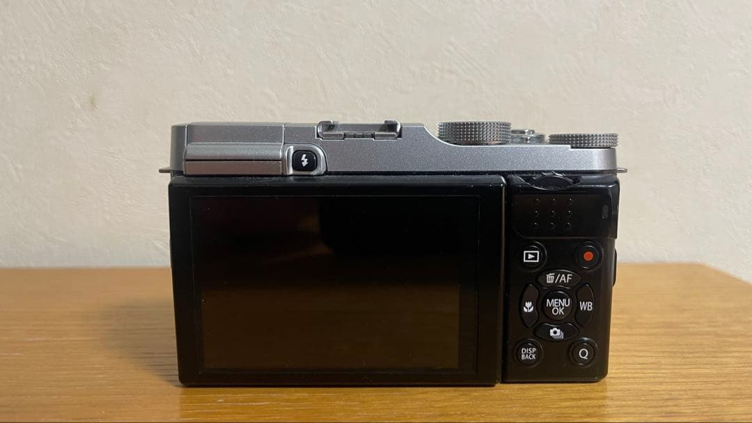FUJIFILM ミラーレス一眼 X-A1 シルバー ウツレンズ付き