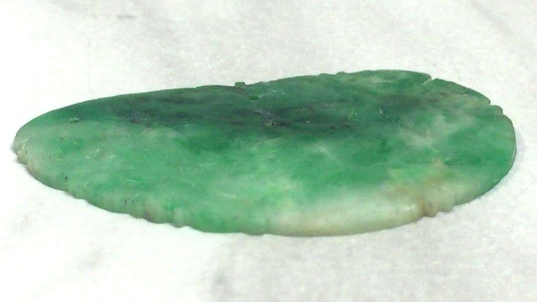 【天然】翡翠　ヒスイルース　彫刻　植物　約10ct　穴あき　ハンドメイドの材料に