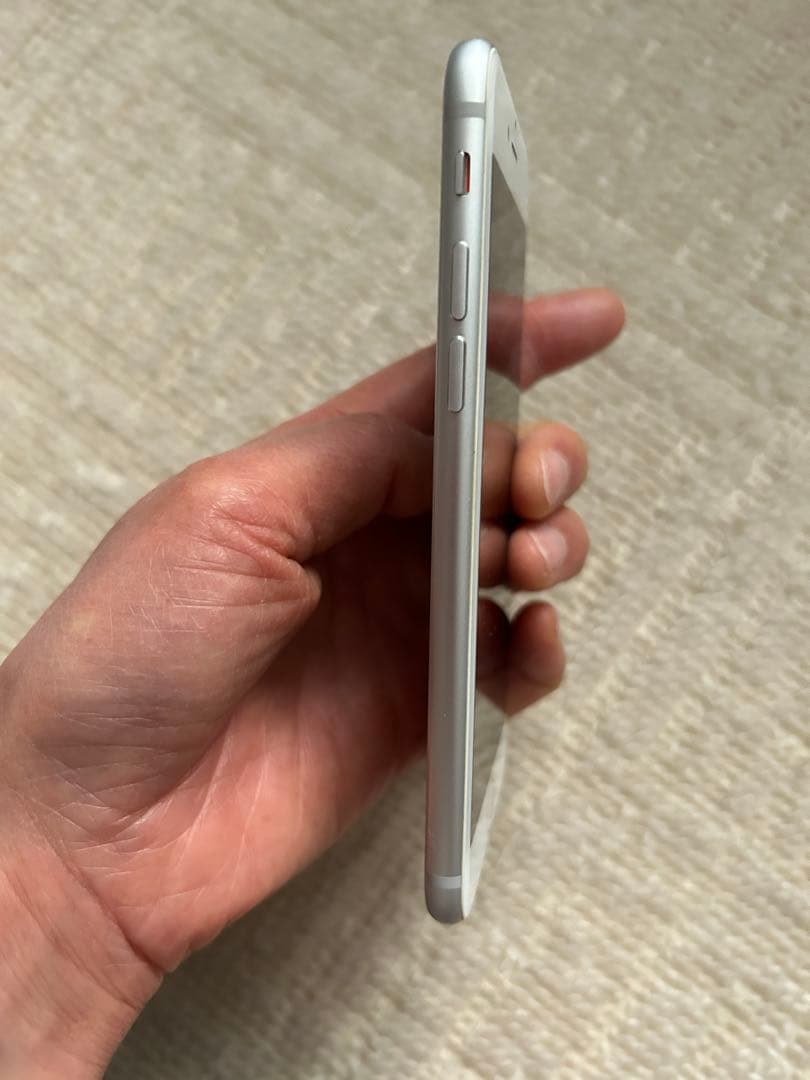 iPhone 8 シルバー 本体　64GB