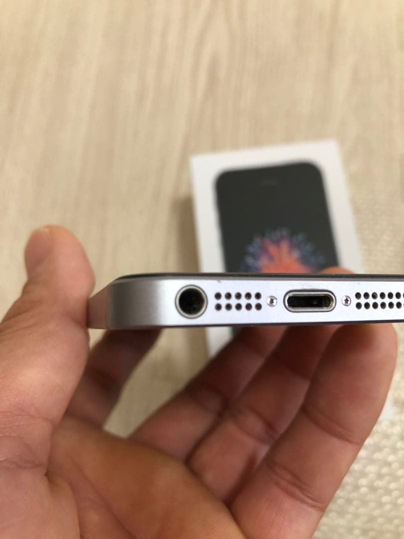 Apple iPhone SE 第一世代　Space Gray 32GB