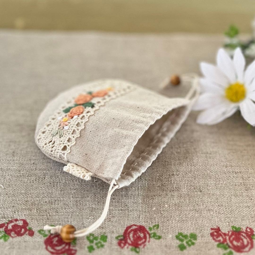 2401-35 手のひら巾着サシェ 香り袋 綿麻 レース 刺繍 ローズ オレンジ