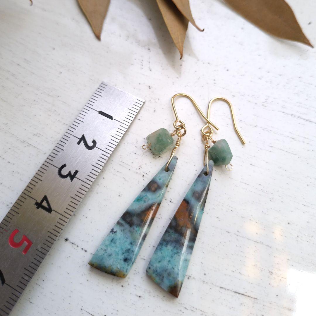 アクアプレーズのタンブルとクリソコラカルセドニーのピアス