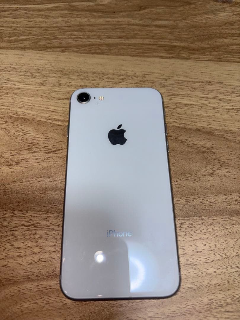 iPhone 8 64 GB シルバー