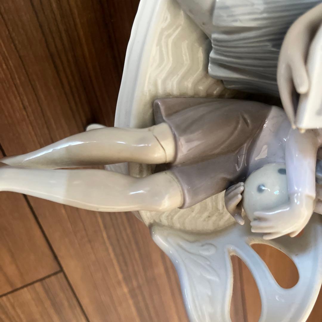 LLADRO　リヤドロ　フィギュリン　陶器人形　ベンチに座る母と子　小花の髪飾り