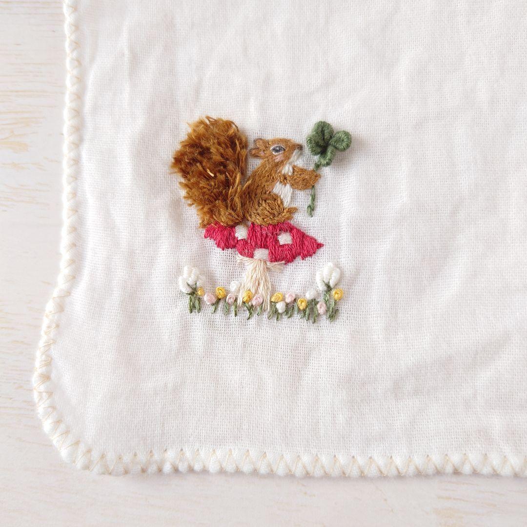 手刺繍入ちっちゃな ガーゼハンカチ【りすとよつ葉ときのこ】