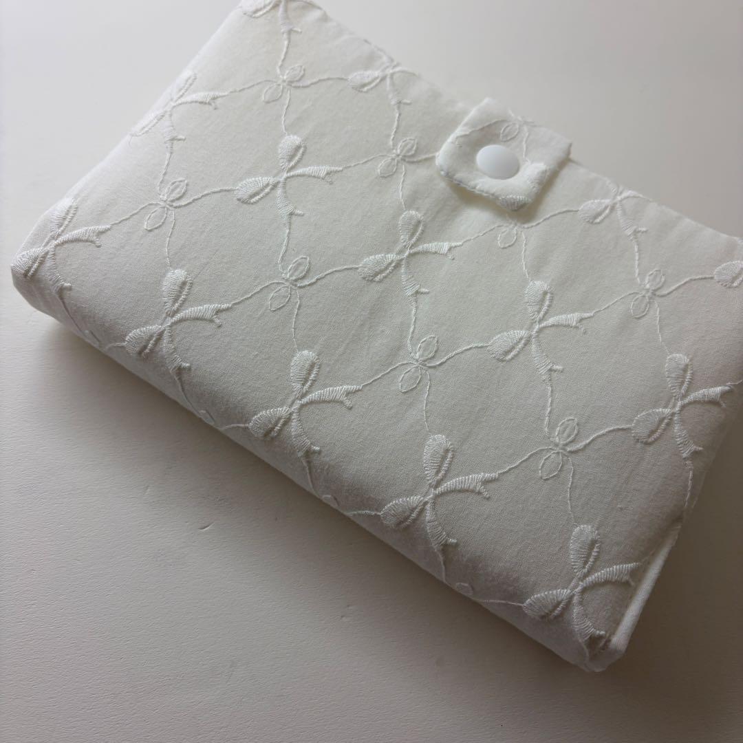 【1点のみ】バインダーカバー　ホワイト　リボン刺繍　A6 バインダー付