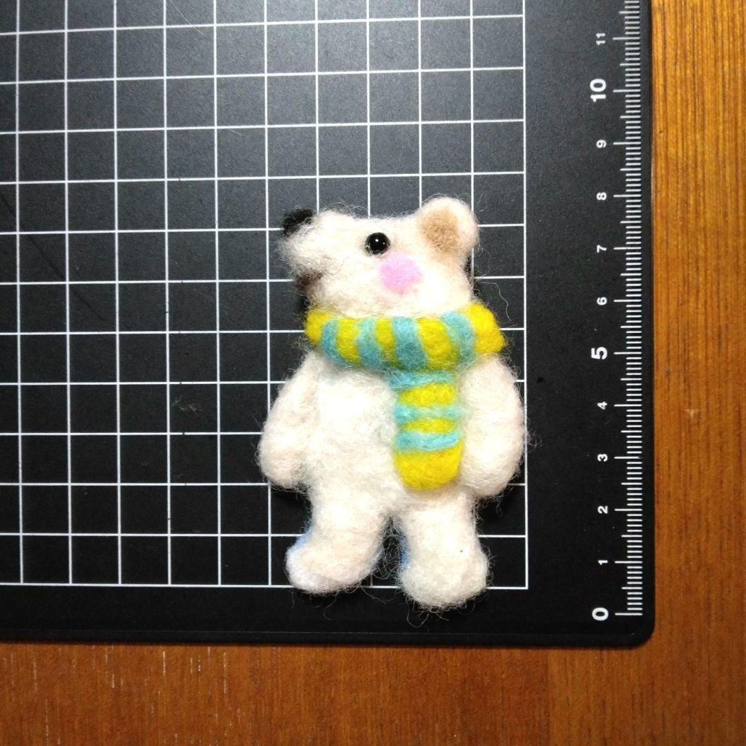 ＊白クマさん＊横向き＊ブローチ＊羊毛フェルトハンドメイド