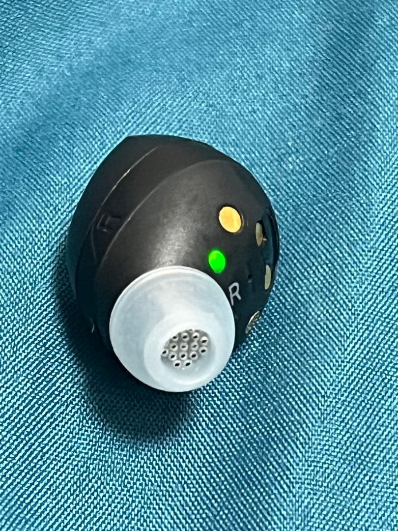 Sennheiser MOMENTUM Sport ブラック ケースと右耳のみ