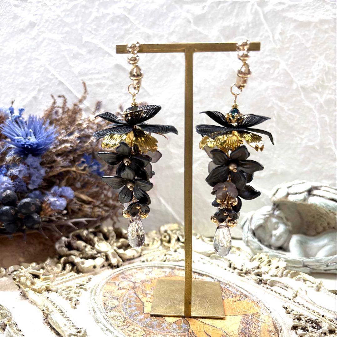 179 ブラック✖︎ゴールド花びらの華やかアクセ　ピアスorイヤリング