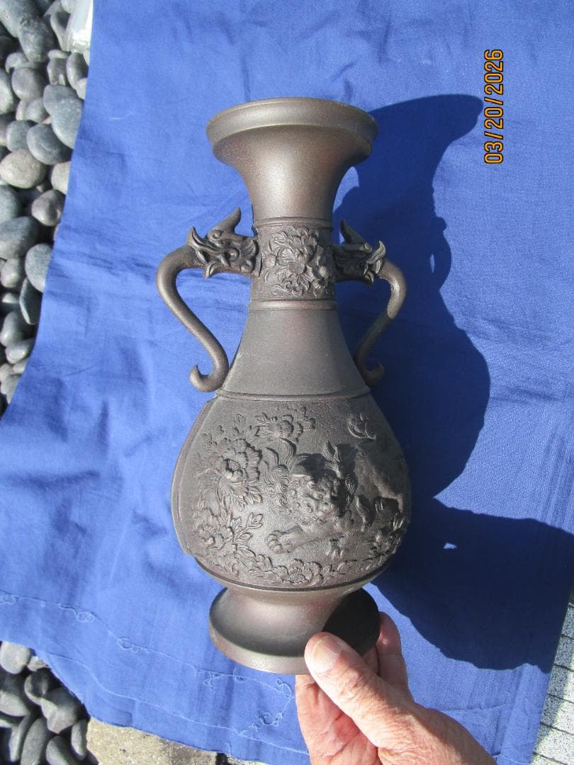 唐獅子　古銅　花瓶　花生け　獅子彫刻の金属製花瓶　程度良し　1本