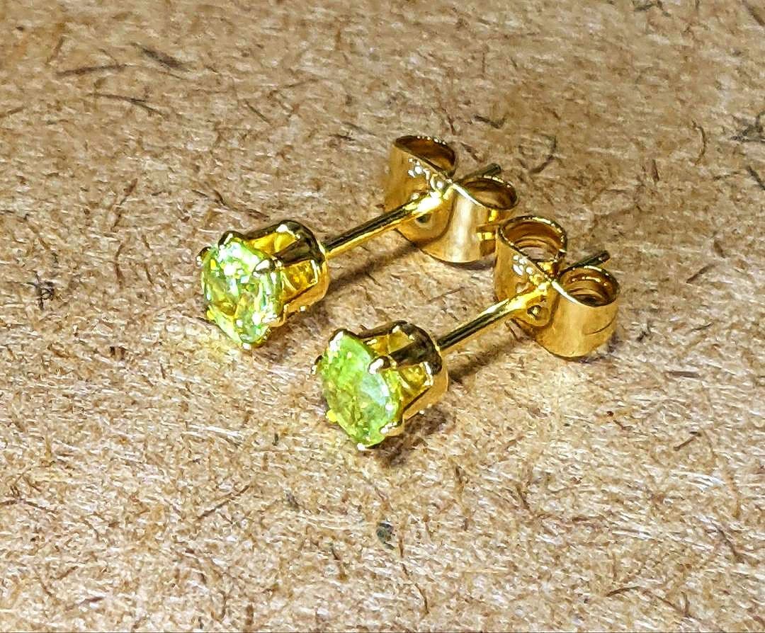 天然石スフェーンスタッドピアス ラウンドファセットカット　4mm