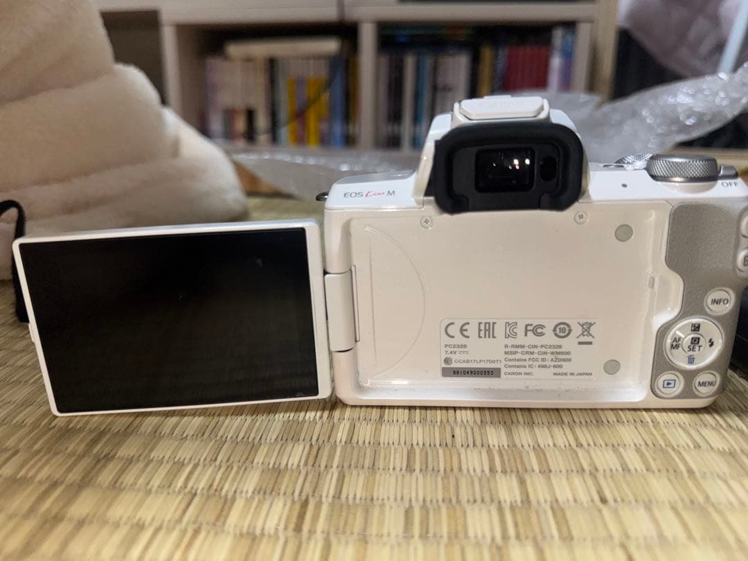 Canon EOS Kiss M ホワイト ダブルレンズキット カメラバッグ付