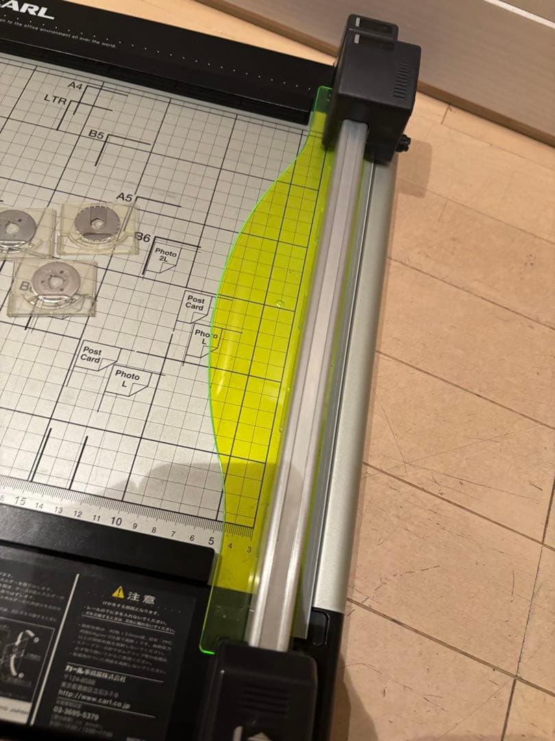 ペーパーカッター裁断機