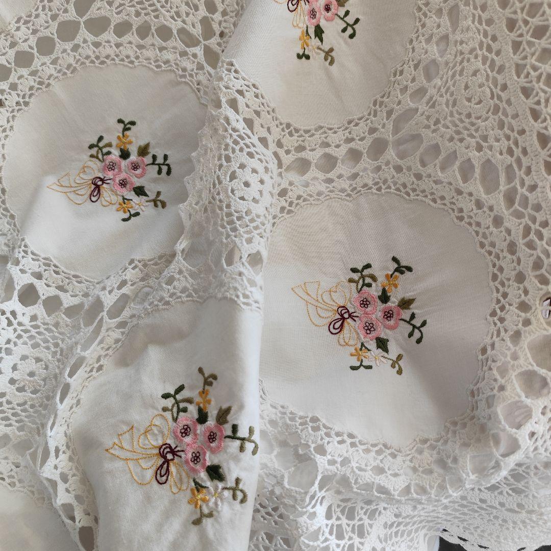 春の草花刺繍　円窓パネル　クロッシェ編みレース繋ぎ　フリークロス