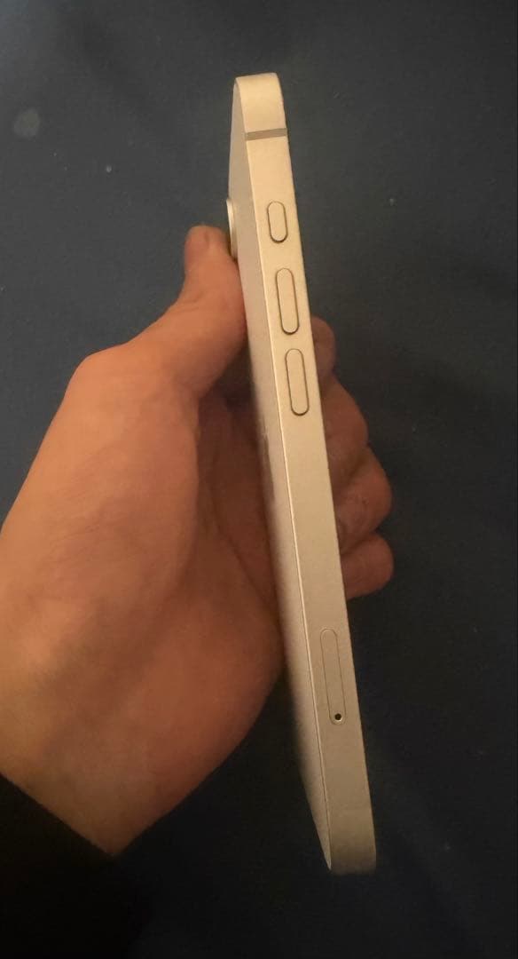 ほぼ新品未使用 iPhone 16e ホワイト 128GB 物理SiMあり