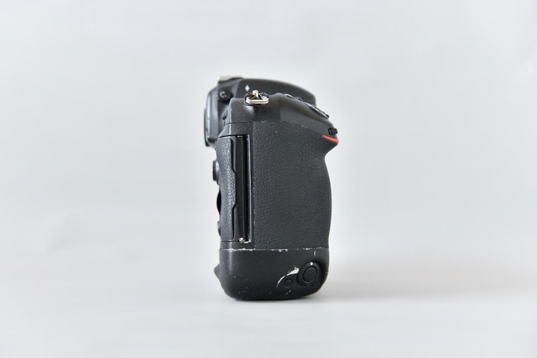 Nikon D4 デジタル一眼レフカメラ 本体とバッテリー