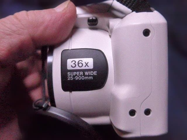 美品完動品。フジ FinePix S8650 ホワイト 単三電池使用