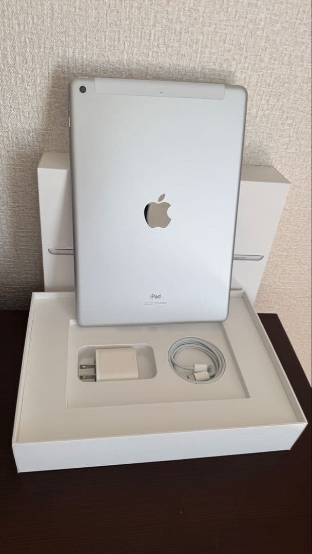 iPad 8 シルバー 本体 充電器付き
