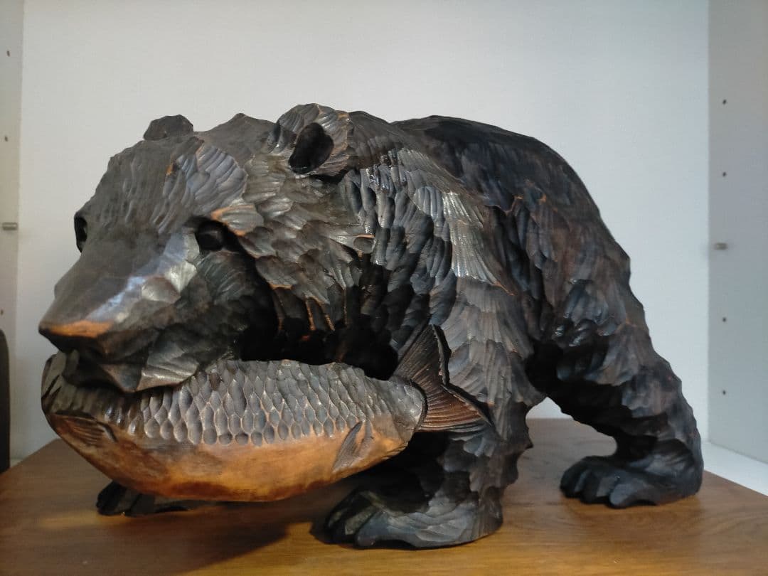 木製クマの魚咥え彫刻 約30cm