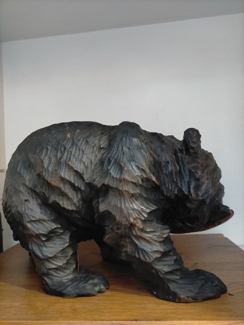 木製クマの魚咥え彫刻 約30cm