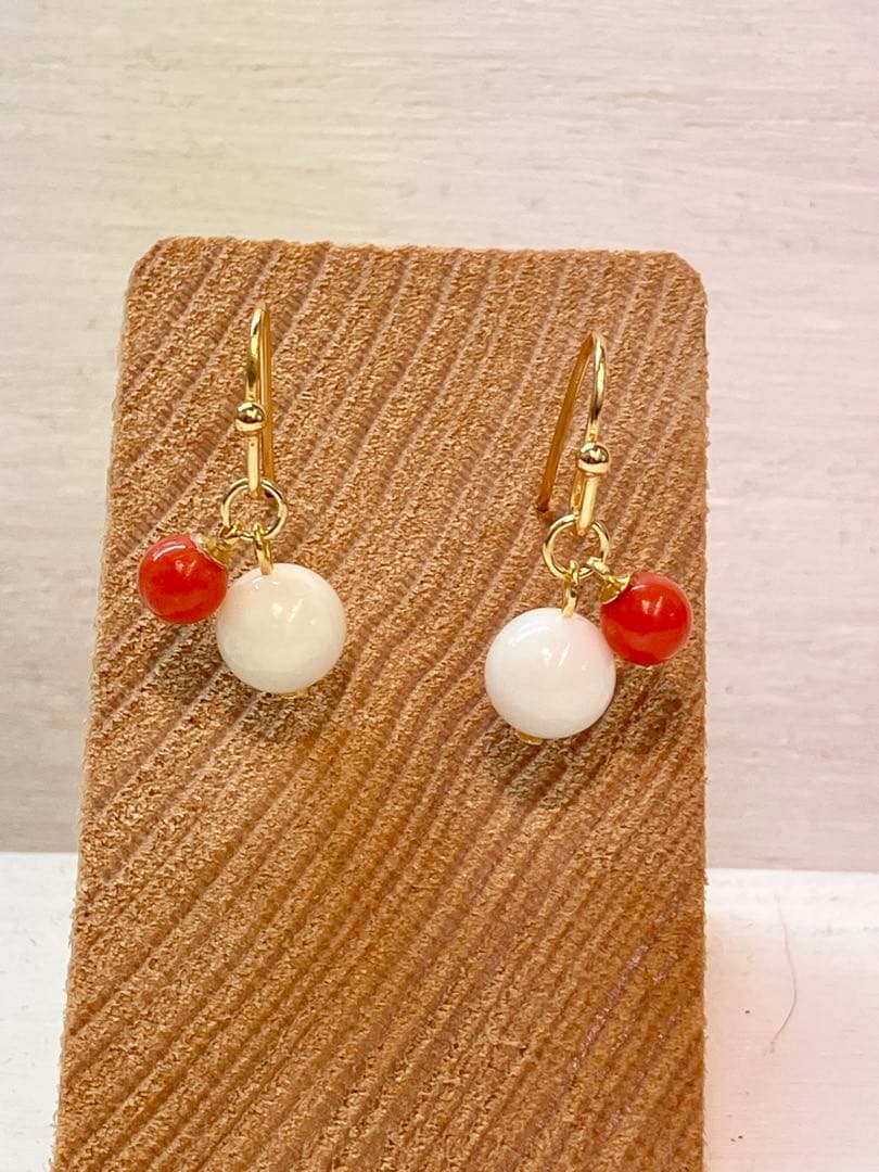 本珊瑚の紅白ピアス