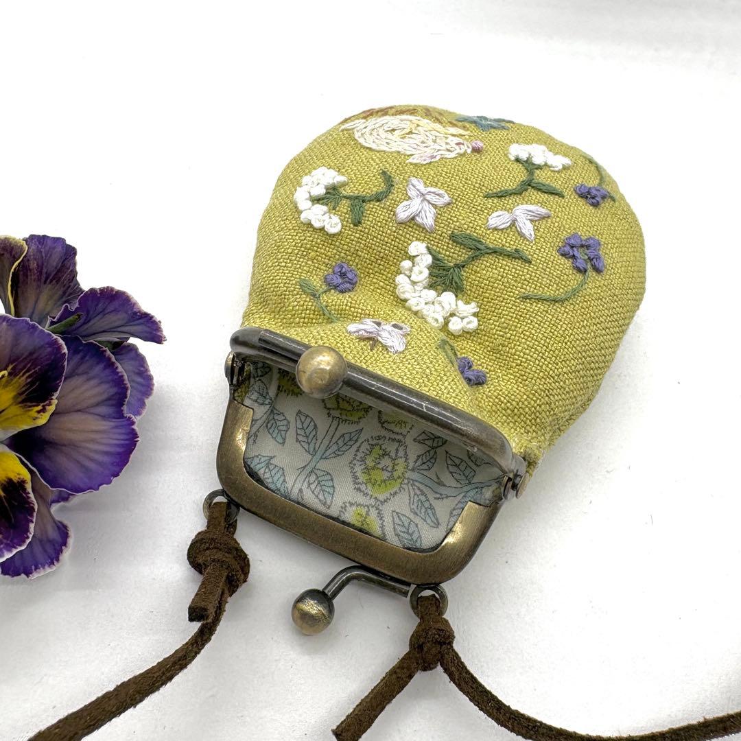 ハンドメイド 手刺繍 うさぎと小花と四葉のクローバー がま口ネックレス