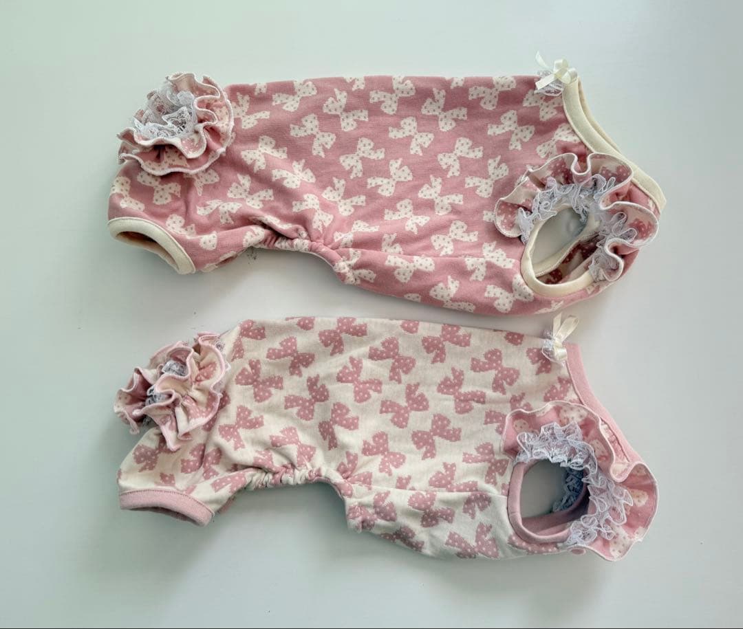 chimocoページです　ダックス　犬服　フリフリロンパース　リボン柄