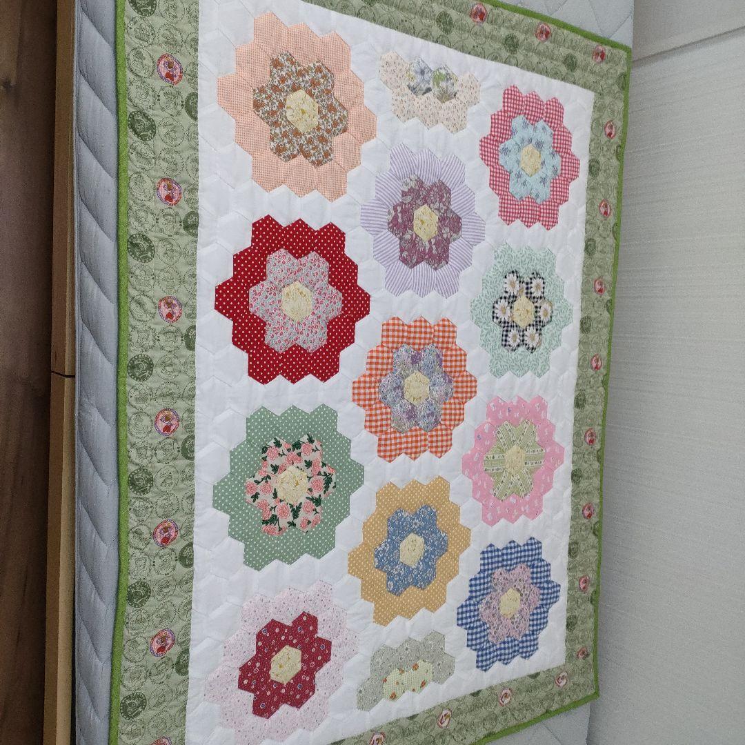 ハンドメイド　パッチワーク　キルトケット　マルチカバー　おばあちゃんの花柄