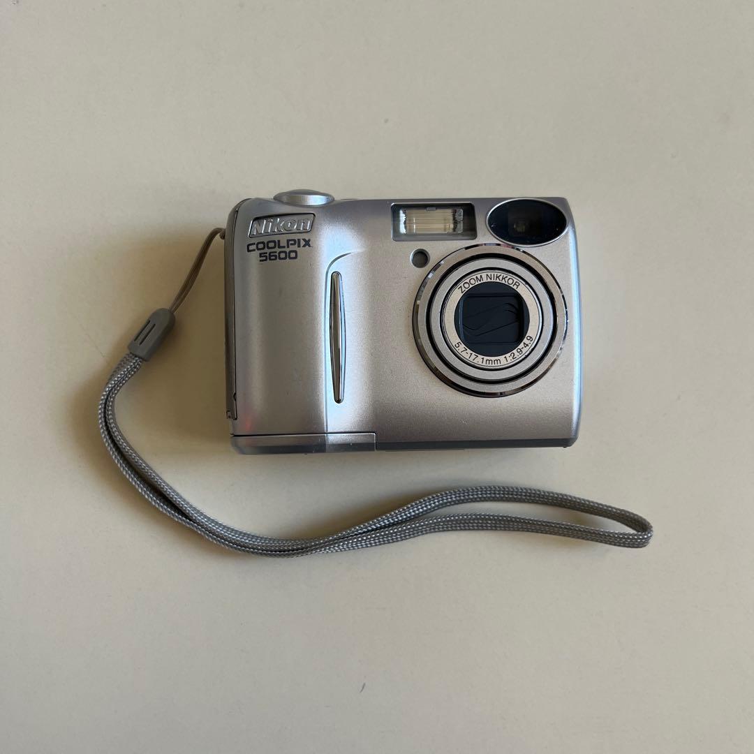美品 Nikon COOLPIX E5600 コンパクトデジタルカメラ シルバー