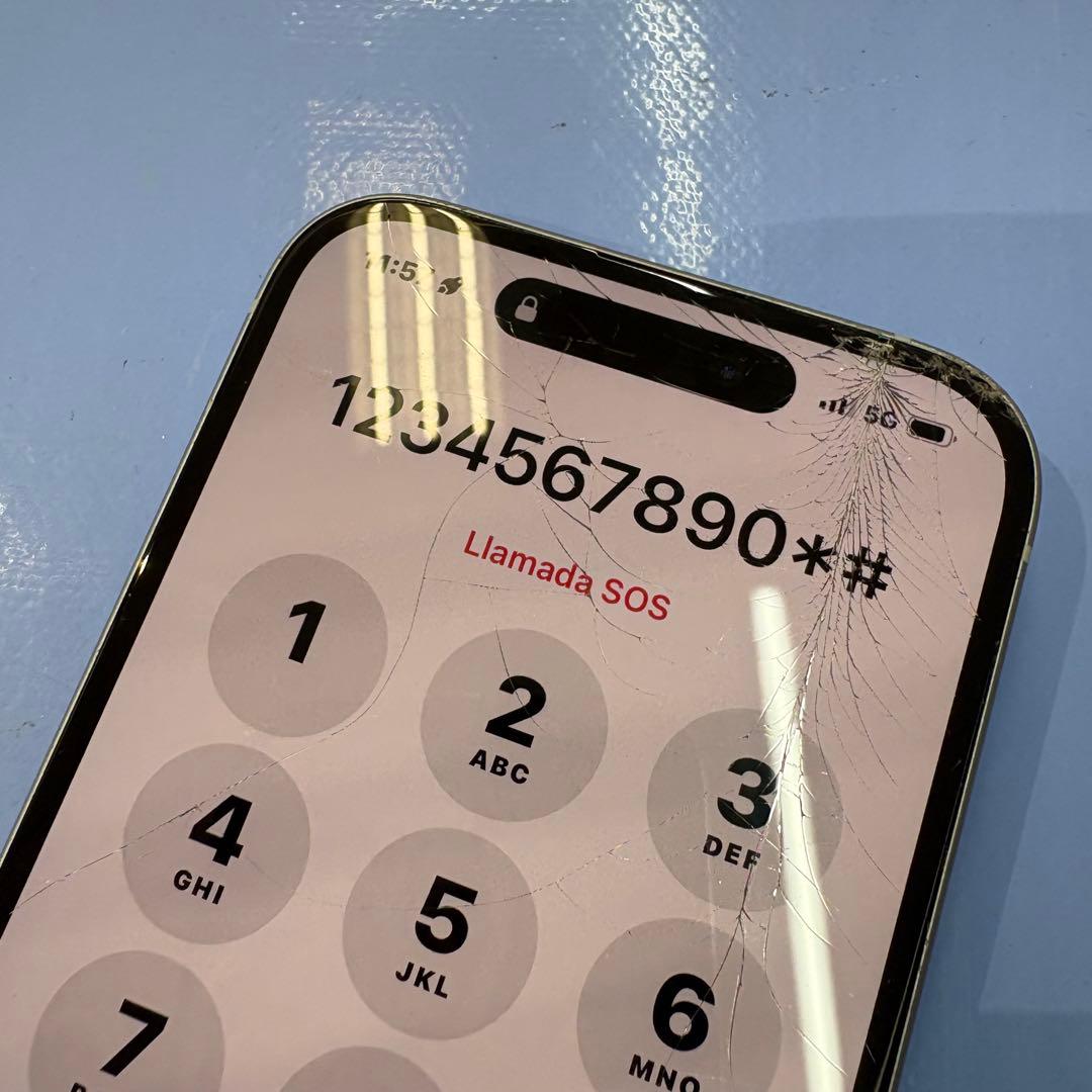 iPhone15 割れパネル