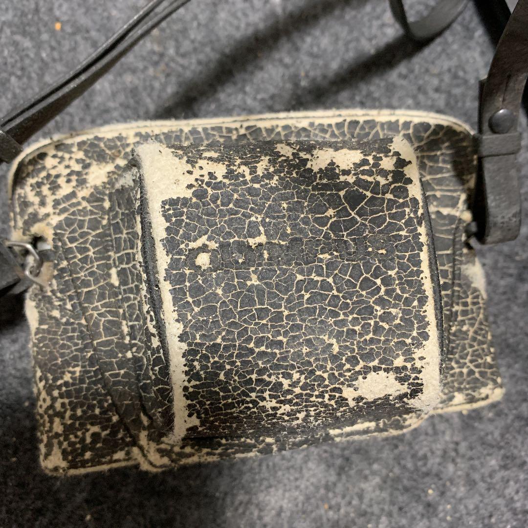 このカメラは、50年ほど前に買ったものです。そのカメラを守ってきた物です。