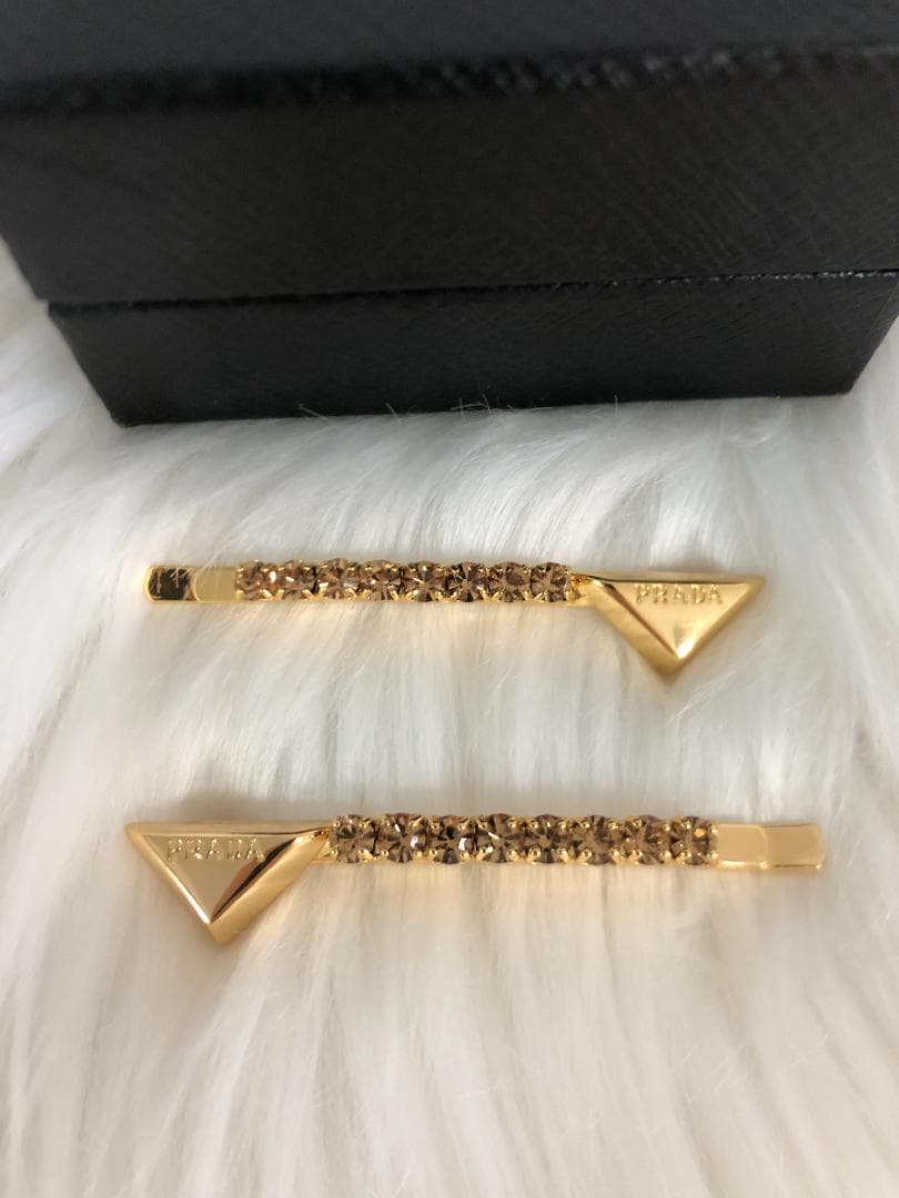 PRAーDA 　ヘアピン　ゴールド　キラキラ　三角ロゴ　女性　綺麗 金